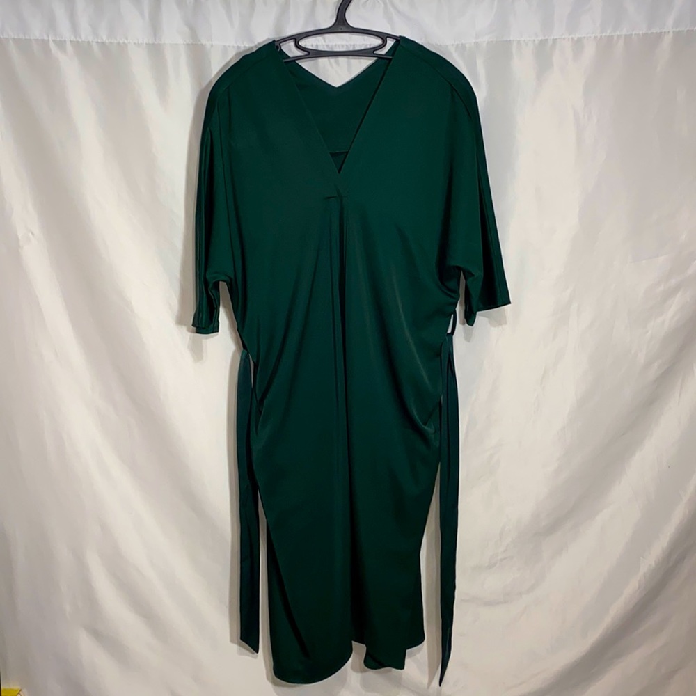Dark hunter green v-neck mid-sleeved dress with waist tie.